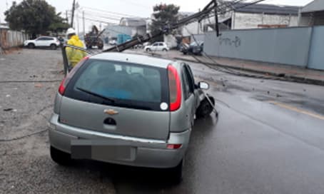 Motorista perde controle da direção e derruba poste