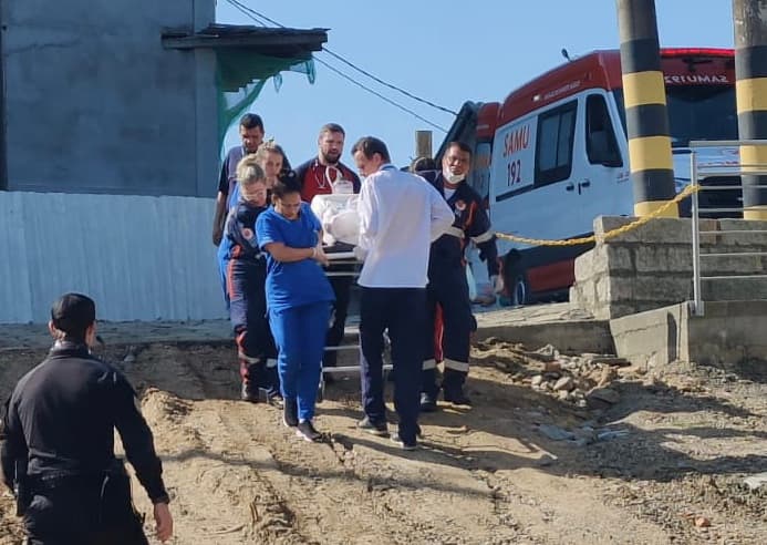 Homem fica gravemente ferido ao cair de caminhão em movimento