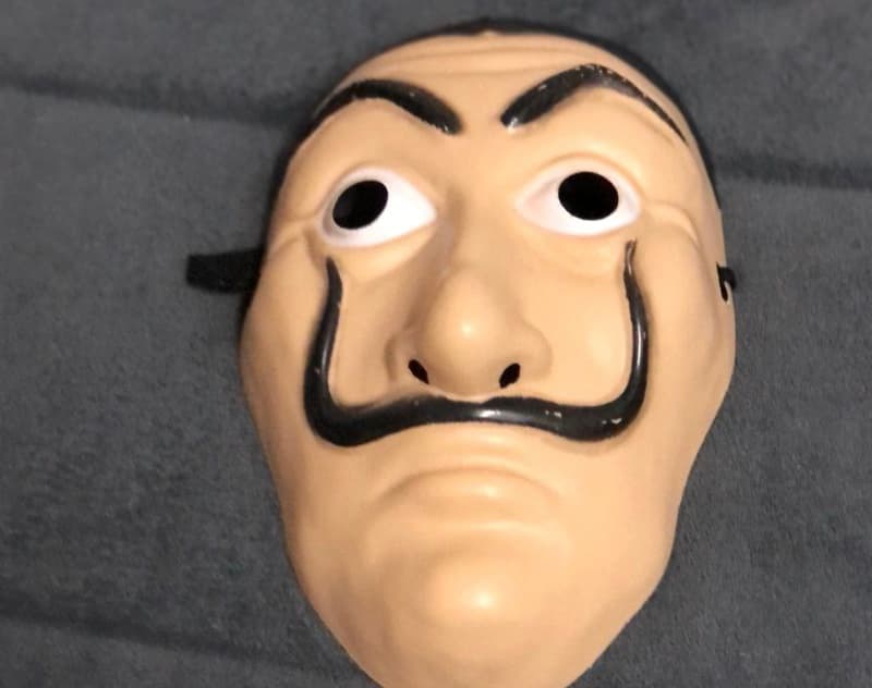 Ladrão usa máscara da série La Casa de Papel para assaltar mercado