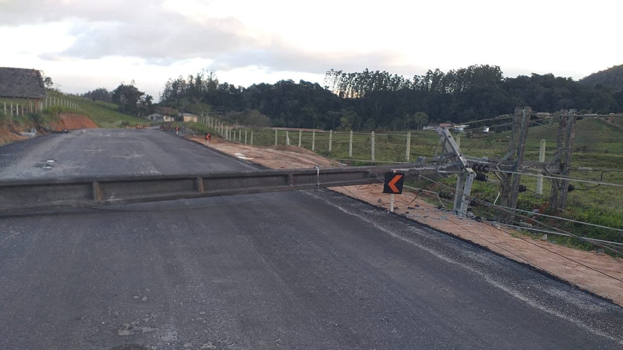 Quedas de postes, de árvore e transbordamento de rio são registrados