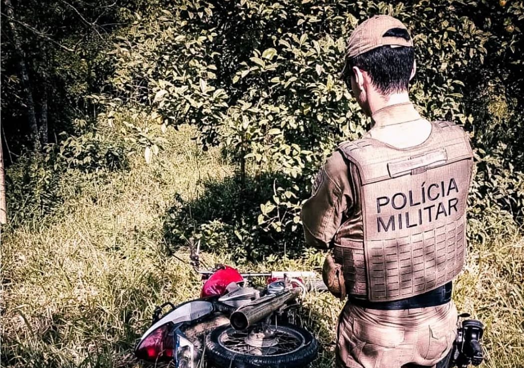 Moto usada por assaltantes de postos de combustíveis é encontrada abandonada