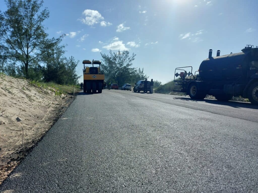 Estrada da Praia do Gi recebe mais um trecho de pavimentação