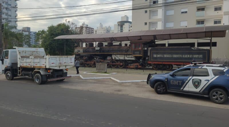 Meia tonelada de entulhos é recolhida de praça do Centro de Tubarão