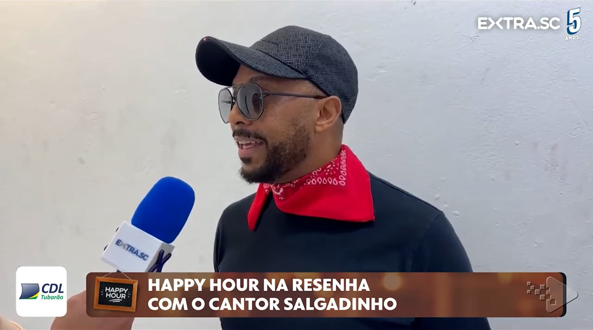 Em Tubarão, cantor Salgadinho resenha, bate papo e canta no “Happy Hour”