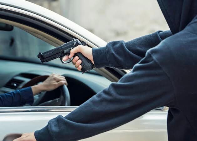 Motorista é agredido e jogado para fora do carro durante assalto