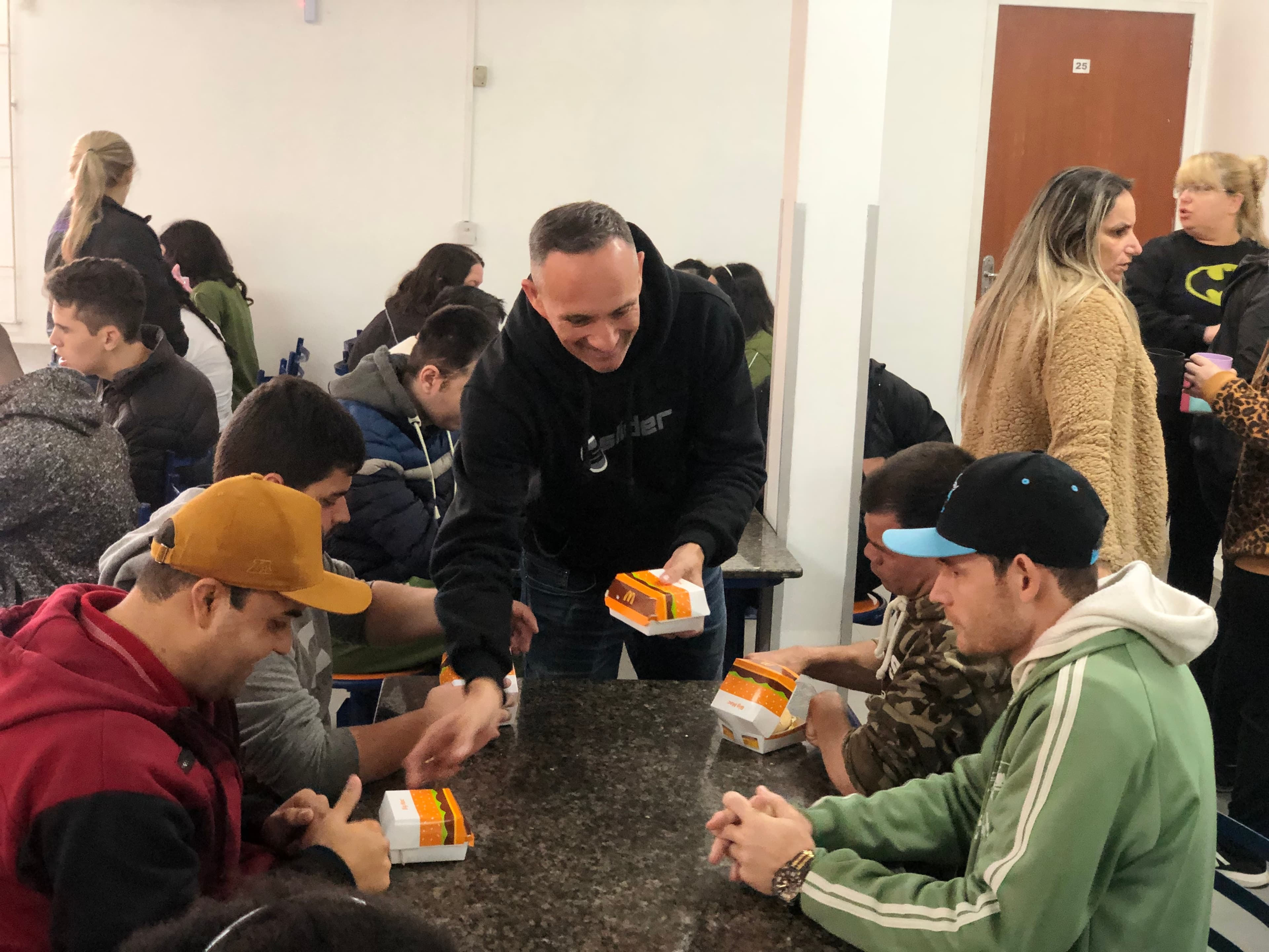 MC Dia Feliz: mais de 600 lanches são distribuídos em instituições de Tubarão