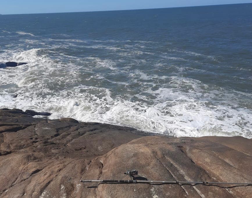Pescador morre após tentar soltar linha de molinete preso em pedra e cair no mar