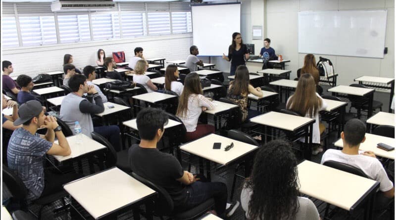 Cursos pré-vestibulares gratuitos são oferecidos pela Udesc de Laguna