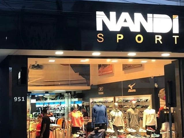 Dupla é presa após apedrejar vitrine de loja e furtar roupas