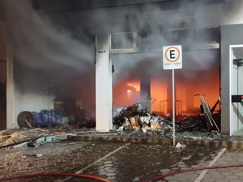 Almoxarifado de suprimentos da Secretaria de Saúde de Imbituba é destruído por incêndio