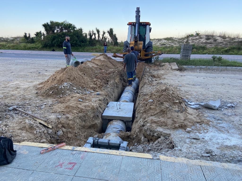 Drenagem da orla do Mar Grosso é finalizada e obra avança para o último trecho de pavimentação