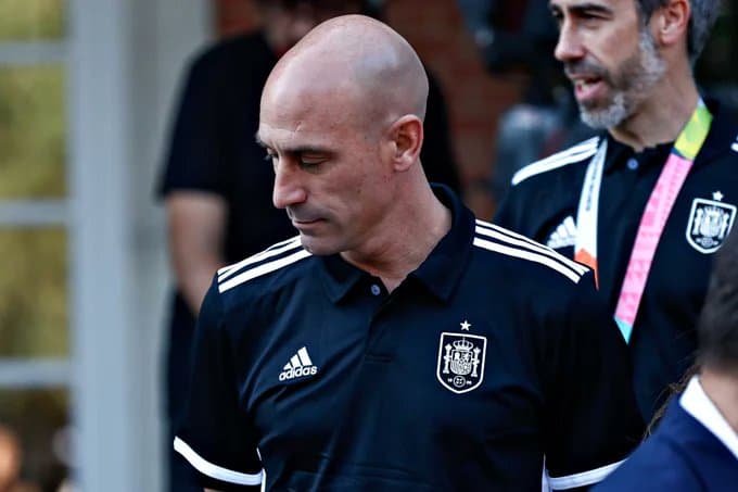 Fifa suspende presidente da Federação Espanhola após beijo em jogadora