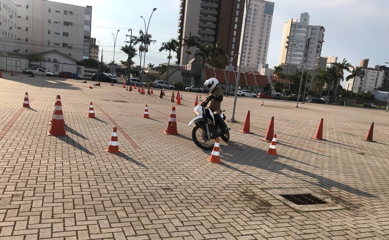 Policiais realizam treinamento nas dependências da Arena Multiuso em Tubarão