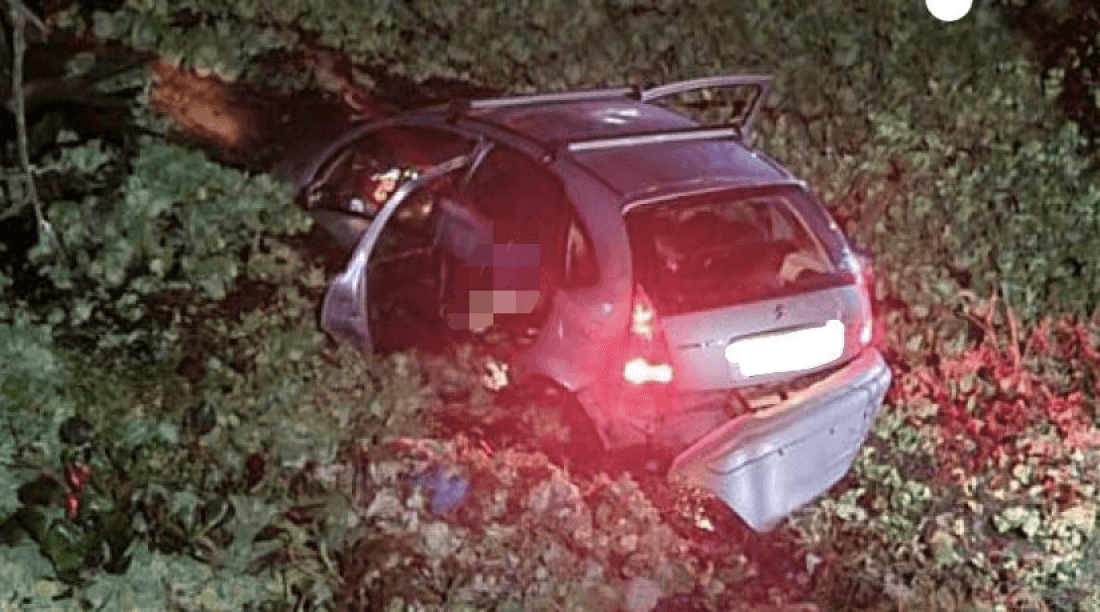 Motorista perde controle da direção e cai dentro do rio