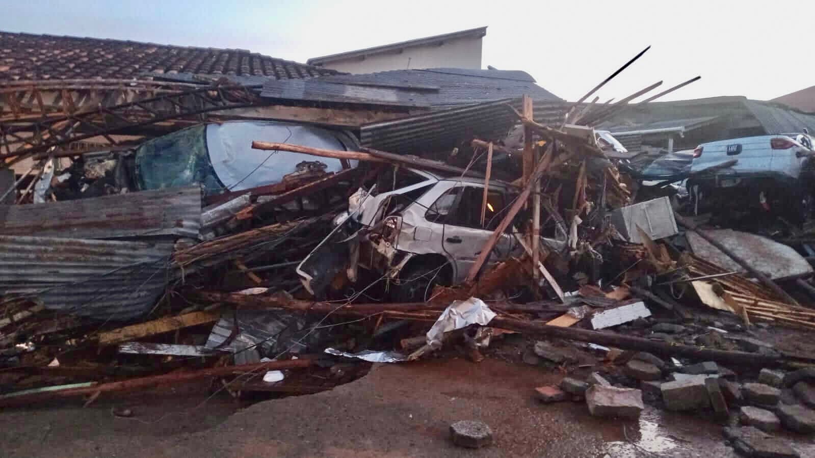 Reservatório de água da Casan se rompe e deixa rastro de destruição em Florianópolis