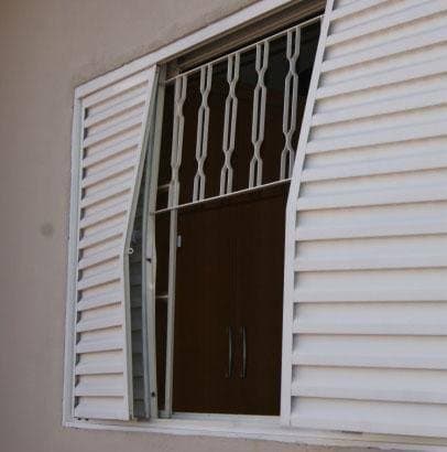 Casa é arrombada e vários objetos de valor são furtados