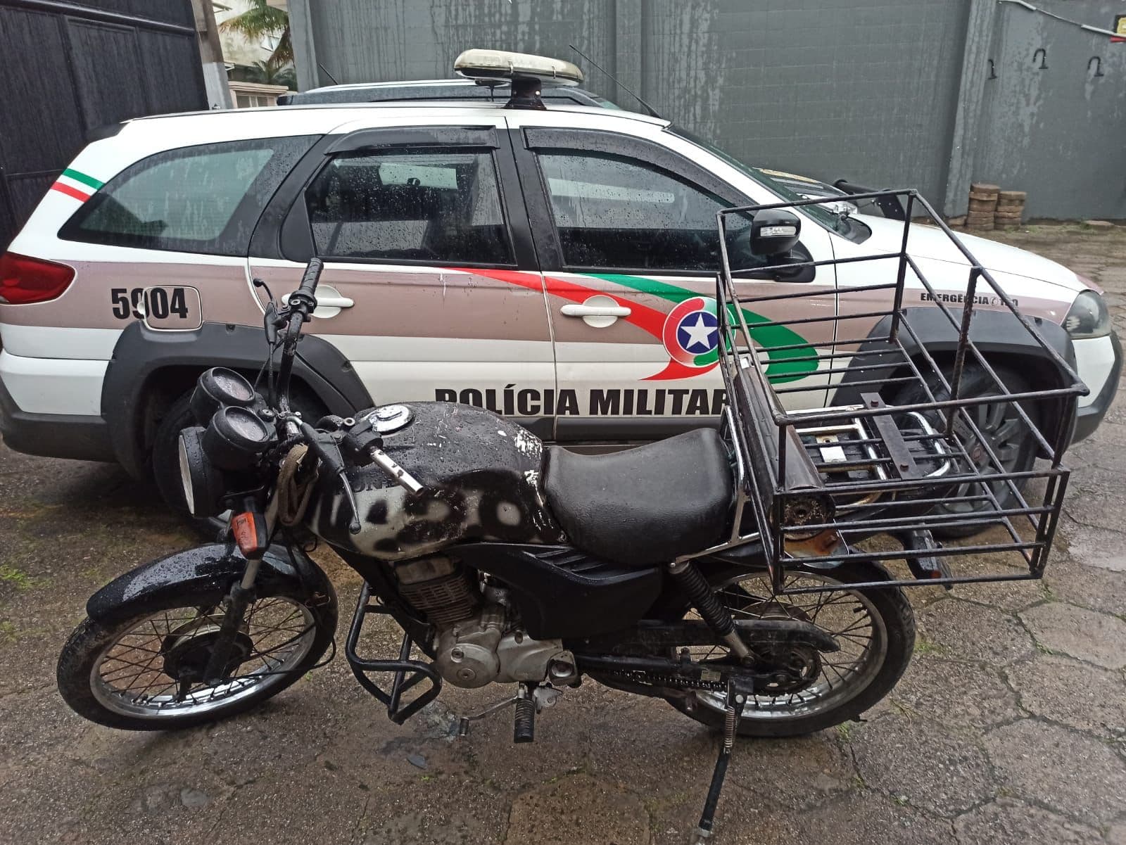 Moto roubada é recuperada desmontada e pintada de outra cor