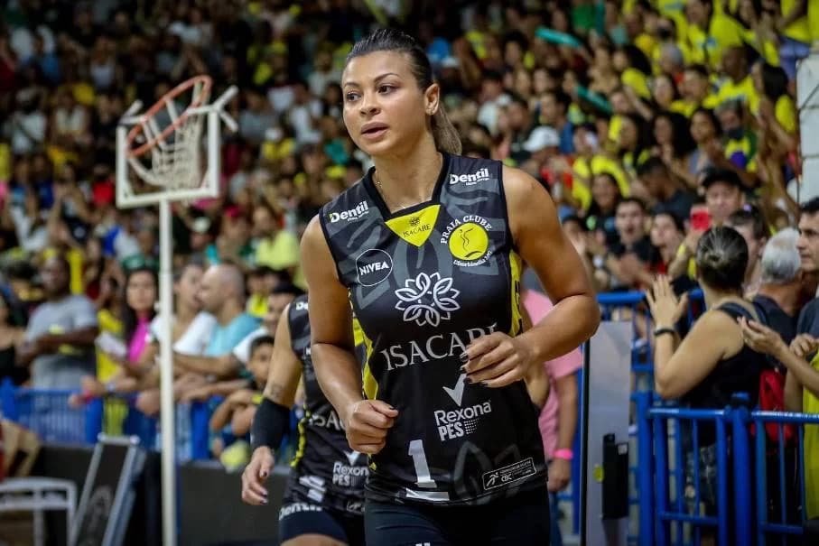 Polícia investiga morte da ex-jogadora de vôlei Walewska após queda do 17º andar