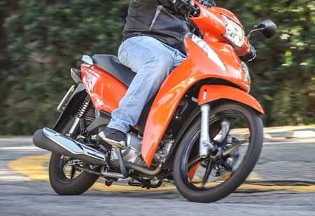 Motociclista sem CNH é flagrado pilotando em zigue-zague