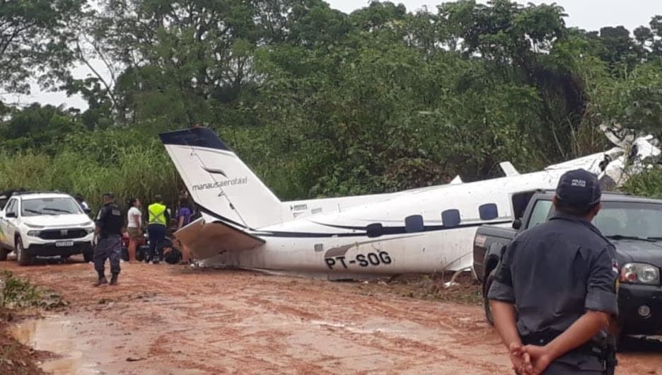 Queda de avião deixa 14 pessoas mortas