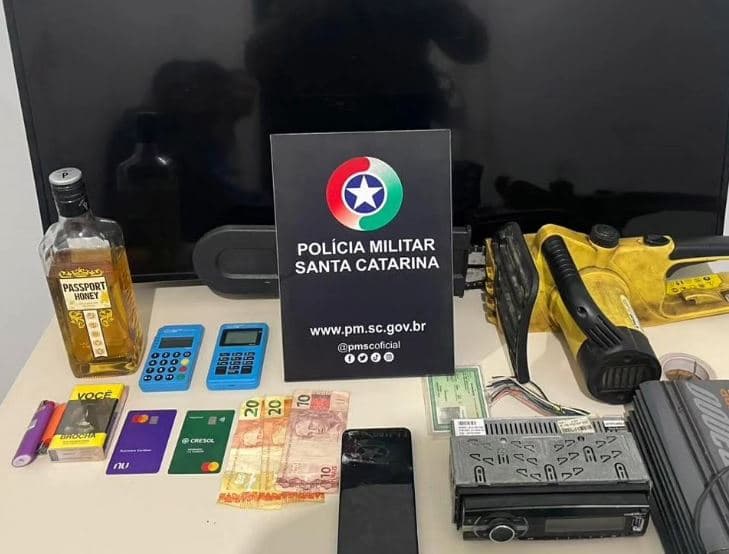 Motosserra, whisky e outros itens são apreendidos com suspeitos de furto