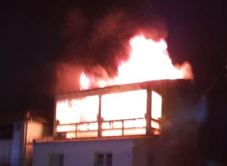 Incêndio consome segundo piso de casa em Laguna