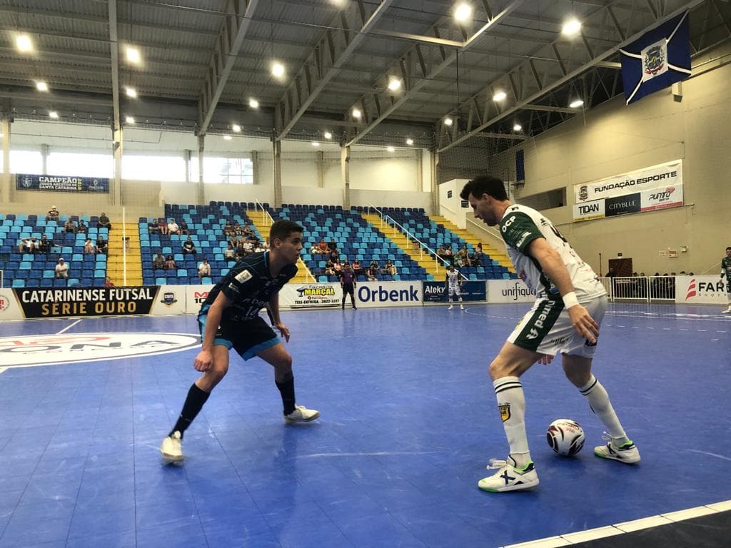 ESTADUAL: Em duelo equilibrado, Tubarão e Jaraguá ficam no 2 a 2