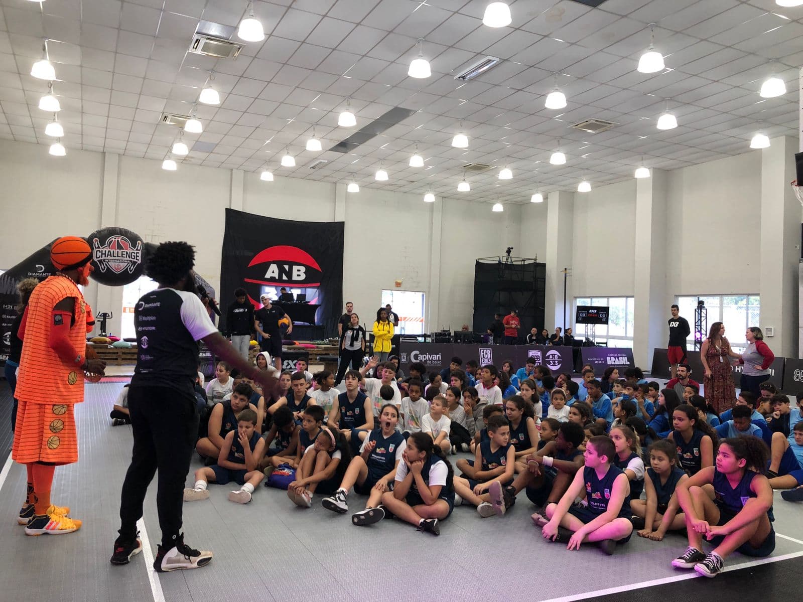 Challenge Internacional de Basquete inicia com ação social