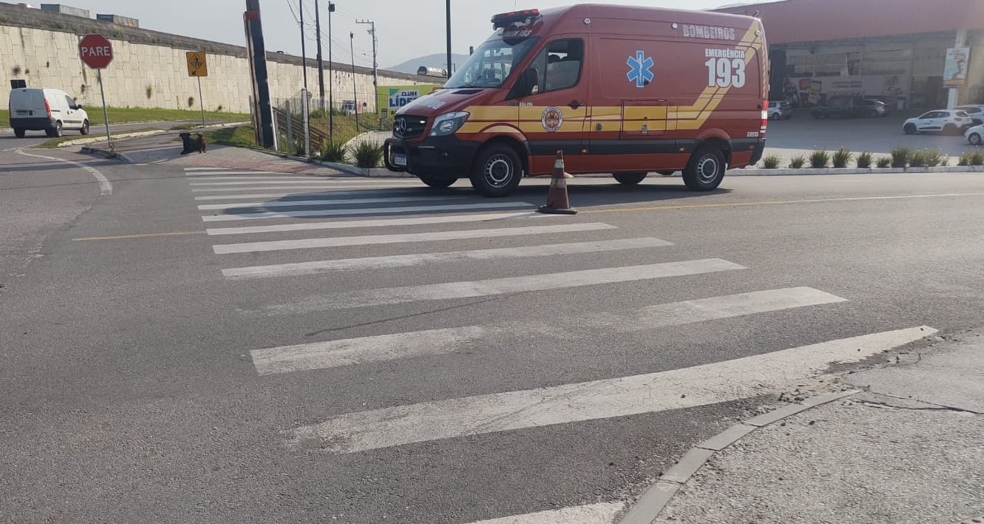 Motociclista sofre acidente na entrada de Laguna