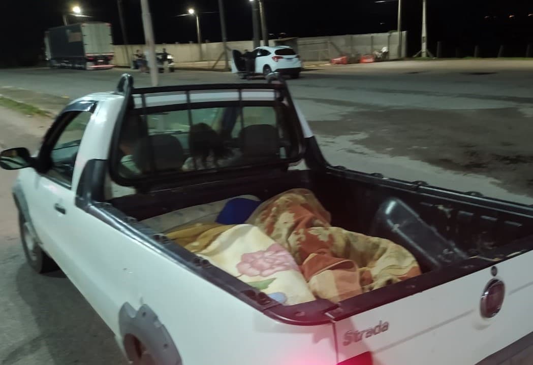 Homens escondidos sob cobertores, na caçamba de carro, são flagrados na BR-101