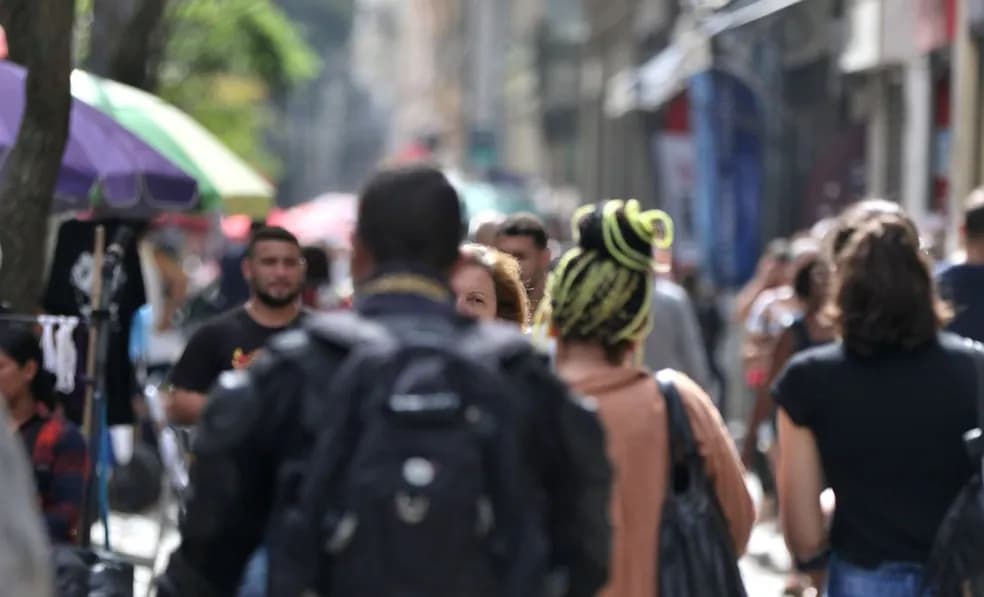 Entenda por que as mulheres são maioria apesar de nascerem mais homens