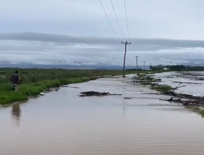 Rio Tubarão transborda no Km 60 e na Rodovia Aggeu Medeiros