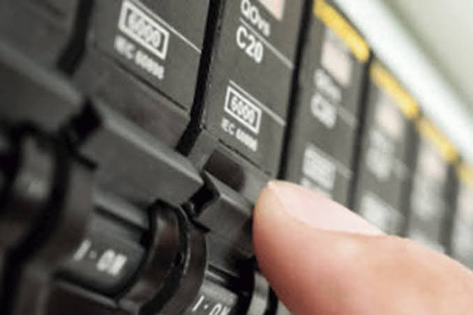 Assaltante desliga energia de casa antes de invadir