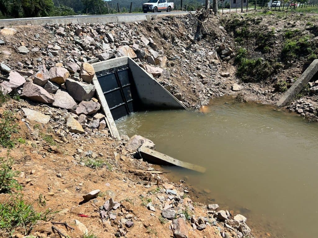 Canal do KM 60, em Tubarão, recebe nova comporta