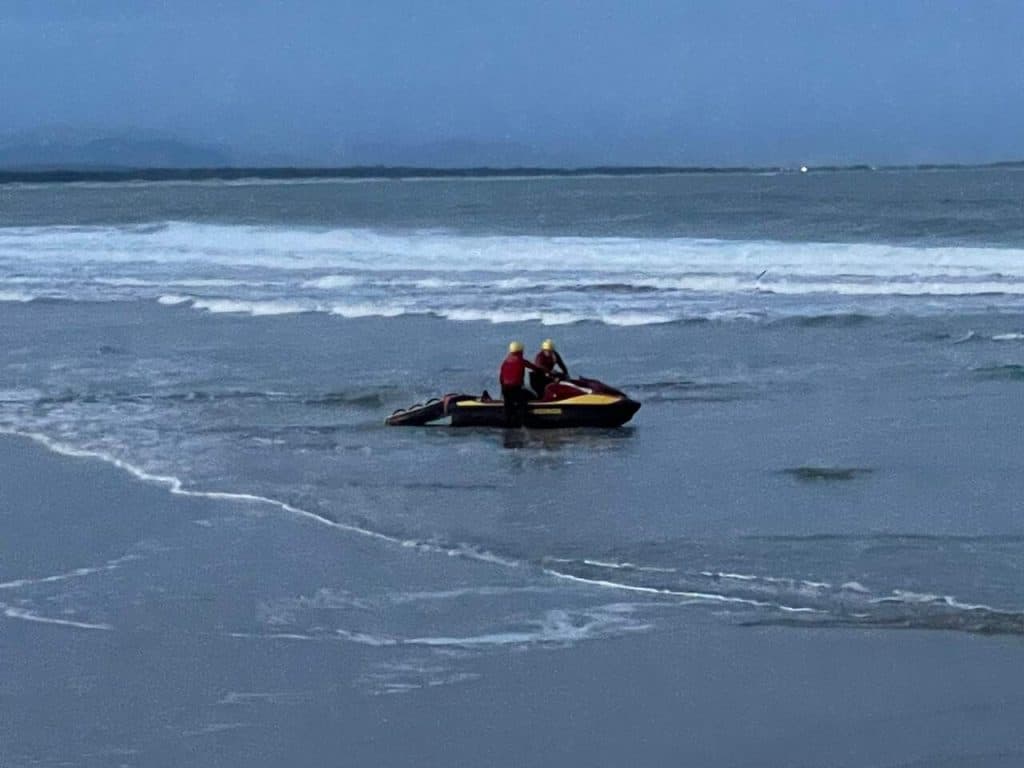 Barco vira no mar e pescadores são resgatados