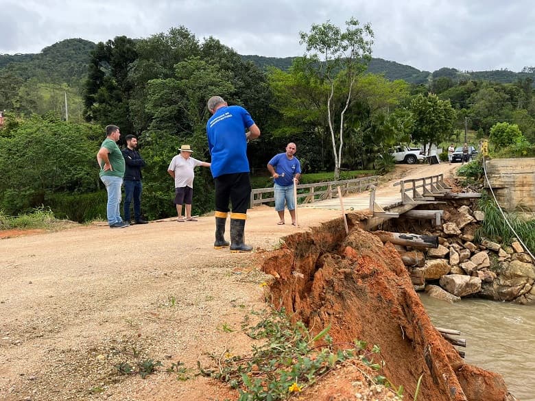 Ponte interditada por causa das chuvas é liberada para veículos pequenos