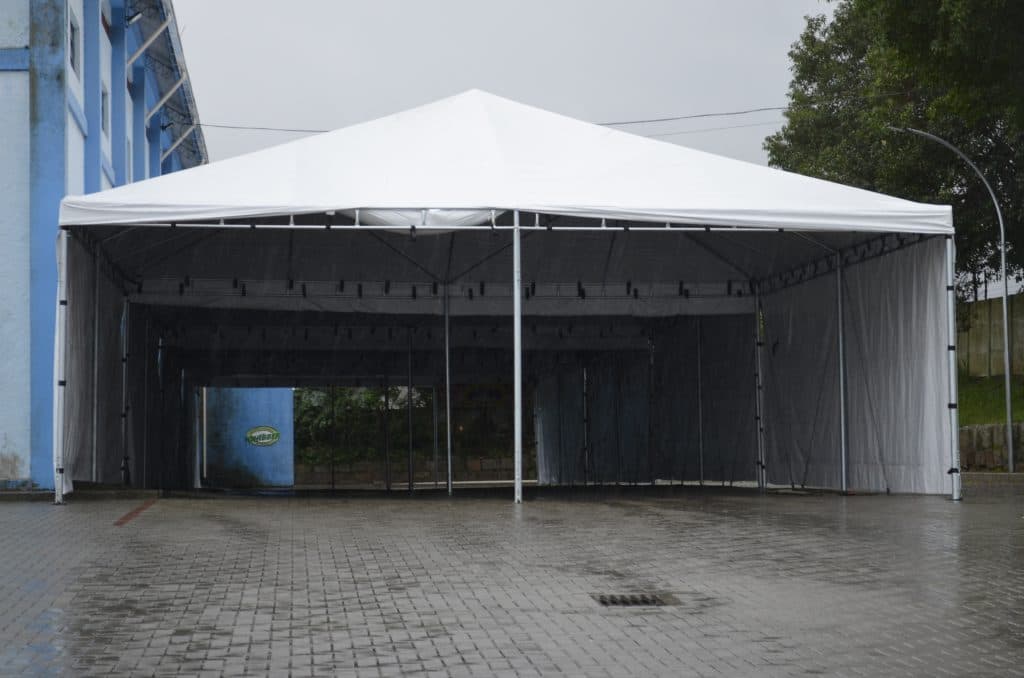 Tendas são instaladas para realização provisória da Feira do Mercado do Produtor