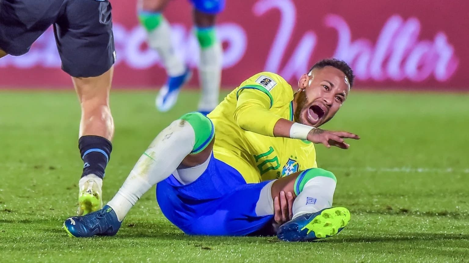 Neymar deve ficar 6 meses sem jogar após ruptura do ligamento do joelho confirmada