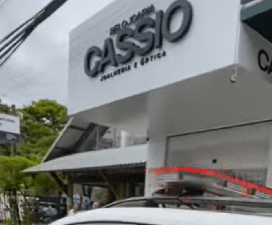 Relojoaria é assaltada e bandidos disparam tiros na fuga