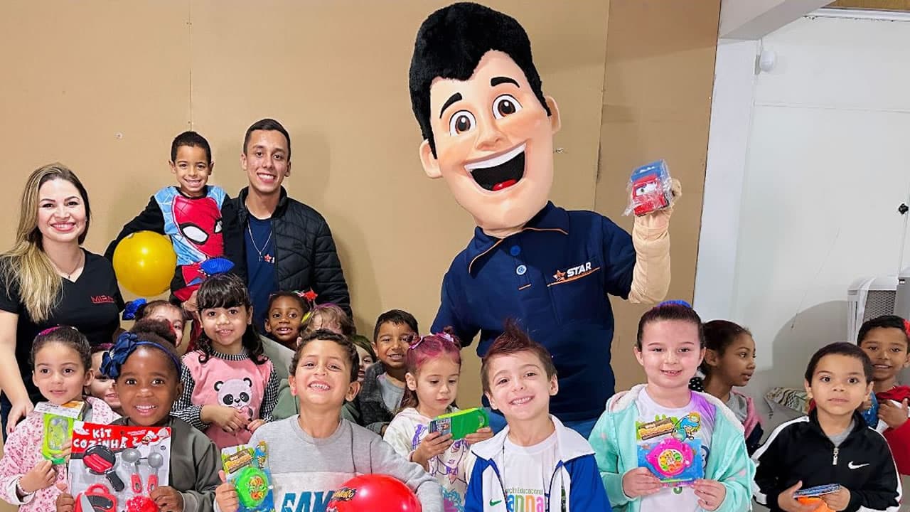 Doação de brinquedos alegra pequenos no Dia das crianças