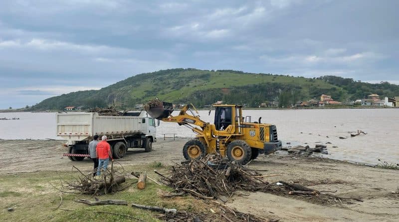 Limpeza das praias de Laguna é iniciada após fortes chuvas