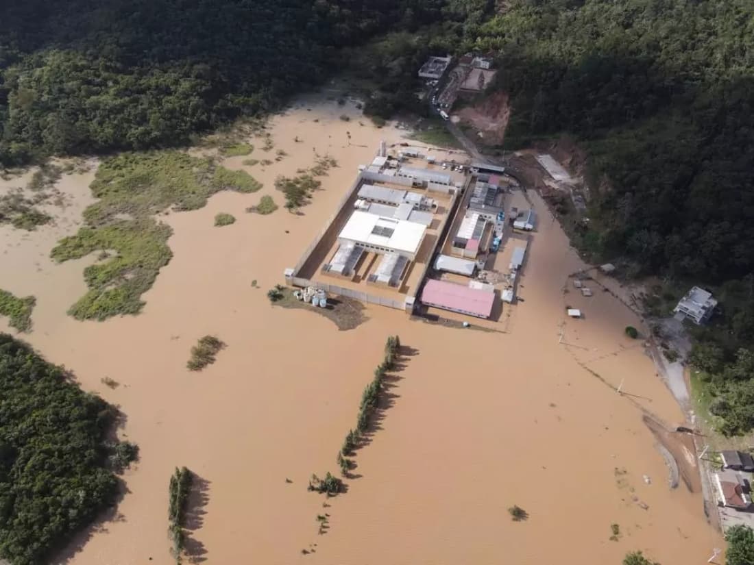 Com possibilidade de inundações, presos de Tubarão são transferidos por precaução