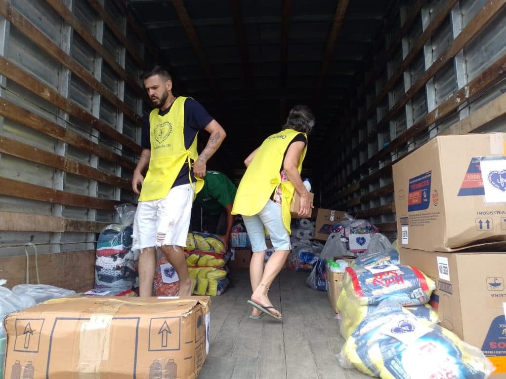 Mais de 5 toneladas de produtos são destinados às famílias de Tubarão afetadas pelas chuvas