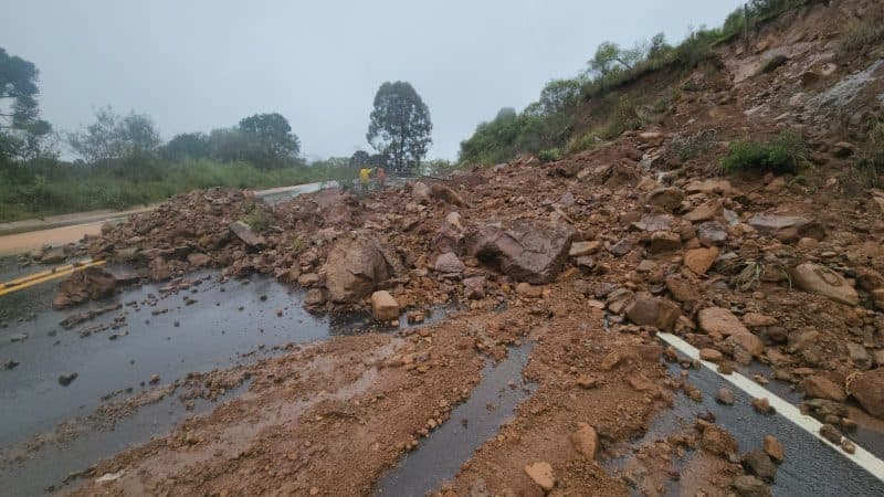 17 rodovias estaduais estão interditadas e 7 parcialmente bloqueadas