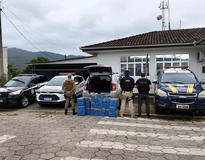 Mais de 300 quilos de maconha são apreendidos em porta-malas de carro