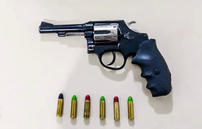 Jovem é flagrado com arma em ponto de tráfico