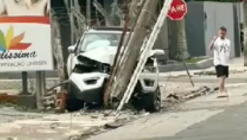 Adolescente bêbado bate carro em poste
