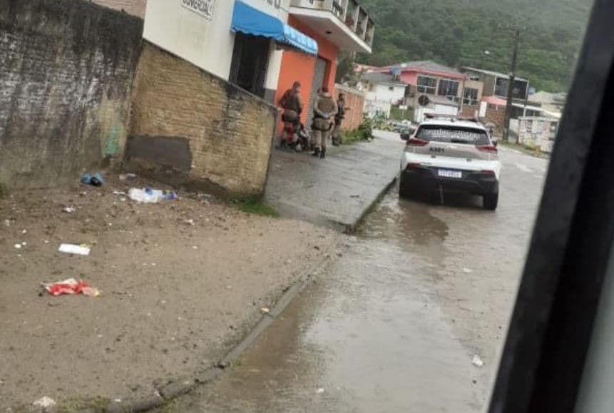 Moradora encontra ladrão comendo na cozinha após invadir sua casa