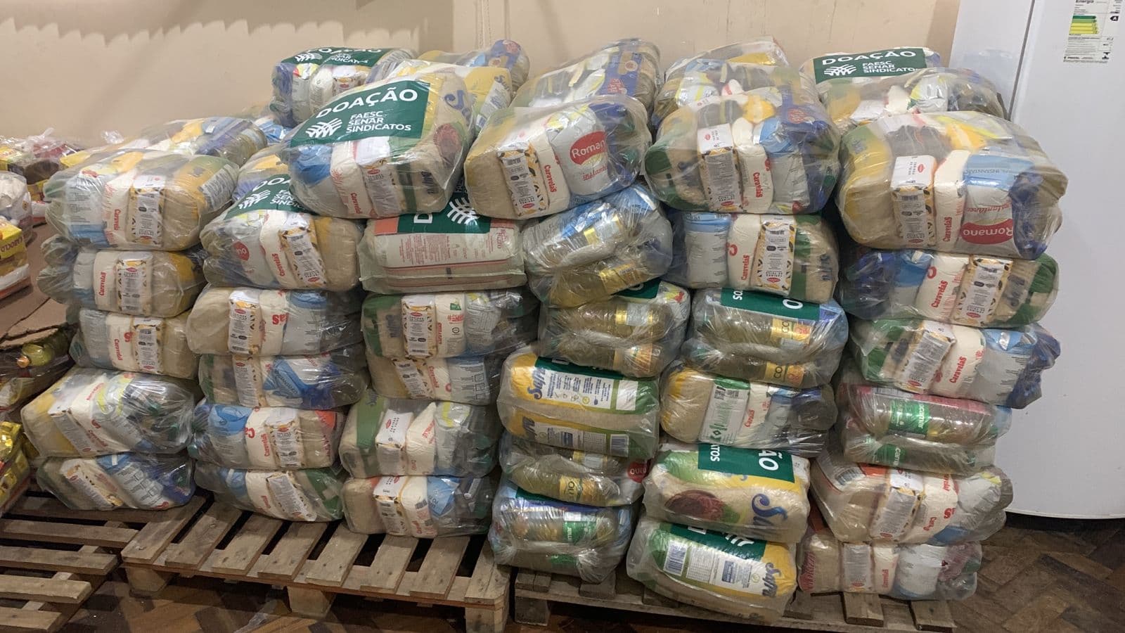 Mais de 100 cestas básicas são doadas ao Banco de Alimentos de Tubarão