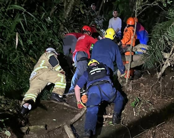 Homem escorrega em cachoeira e cai de aproximadamente 60 metros de altura